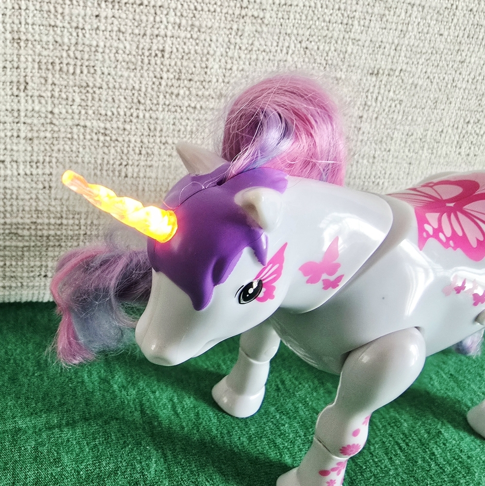 Little Lives Pets Butterbow Dancing Unicorn Push Heart It Trots Lights Up Toy